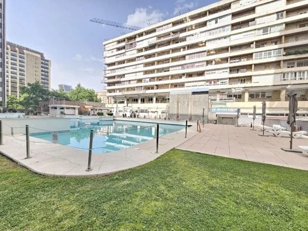 Piscina y edificio residencial sujeto a ayudas de rehabilitación en Madrid en 2026